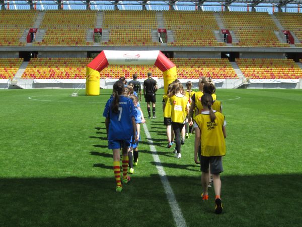 Turniej w piłce nożnej dziewcząt na STADIONIE MIEJSKIM-1